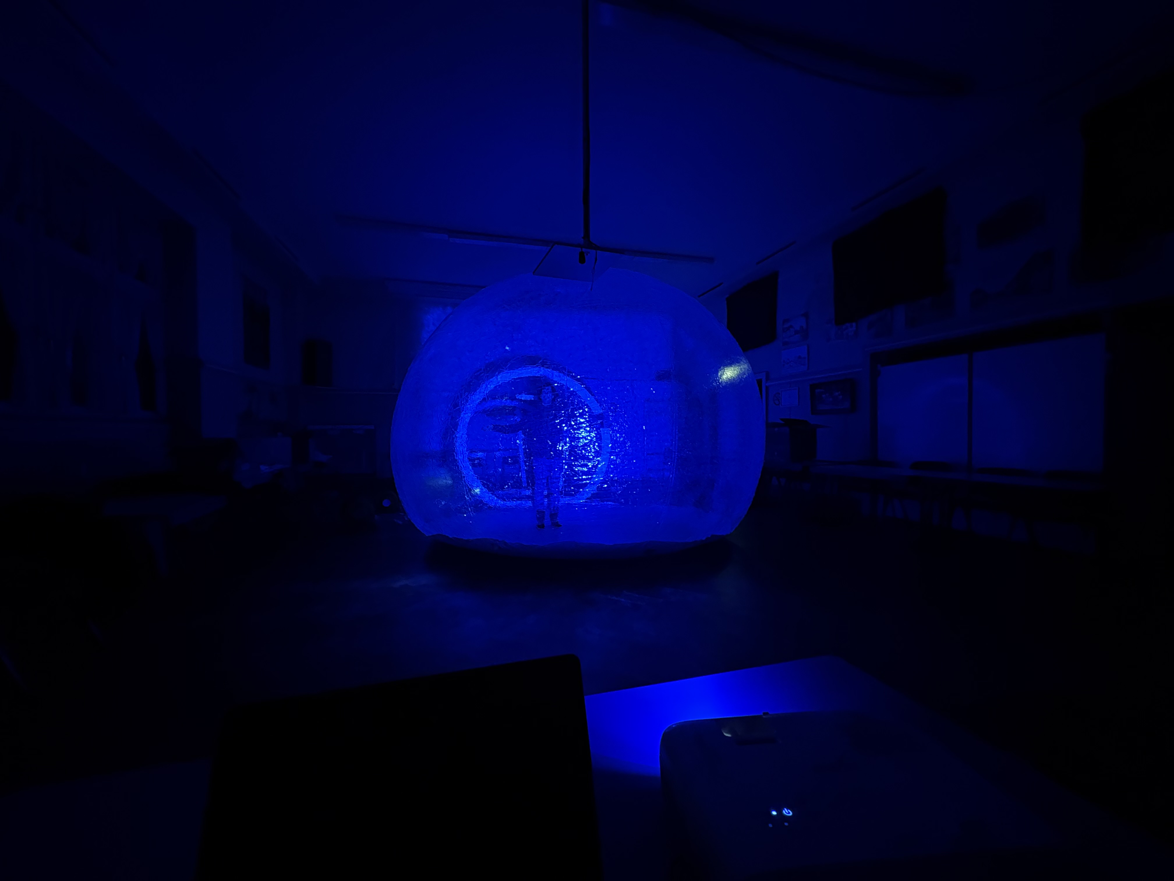 Blaue leuchtende Theater-Installation - Projekt von Valerie von Klass